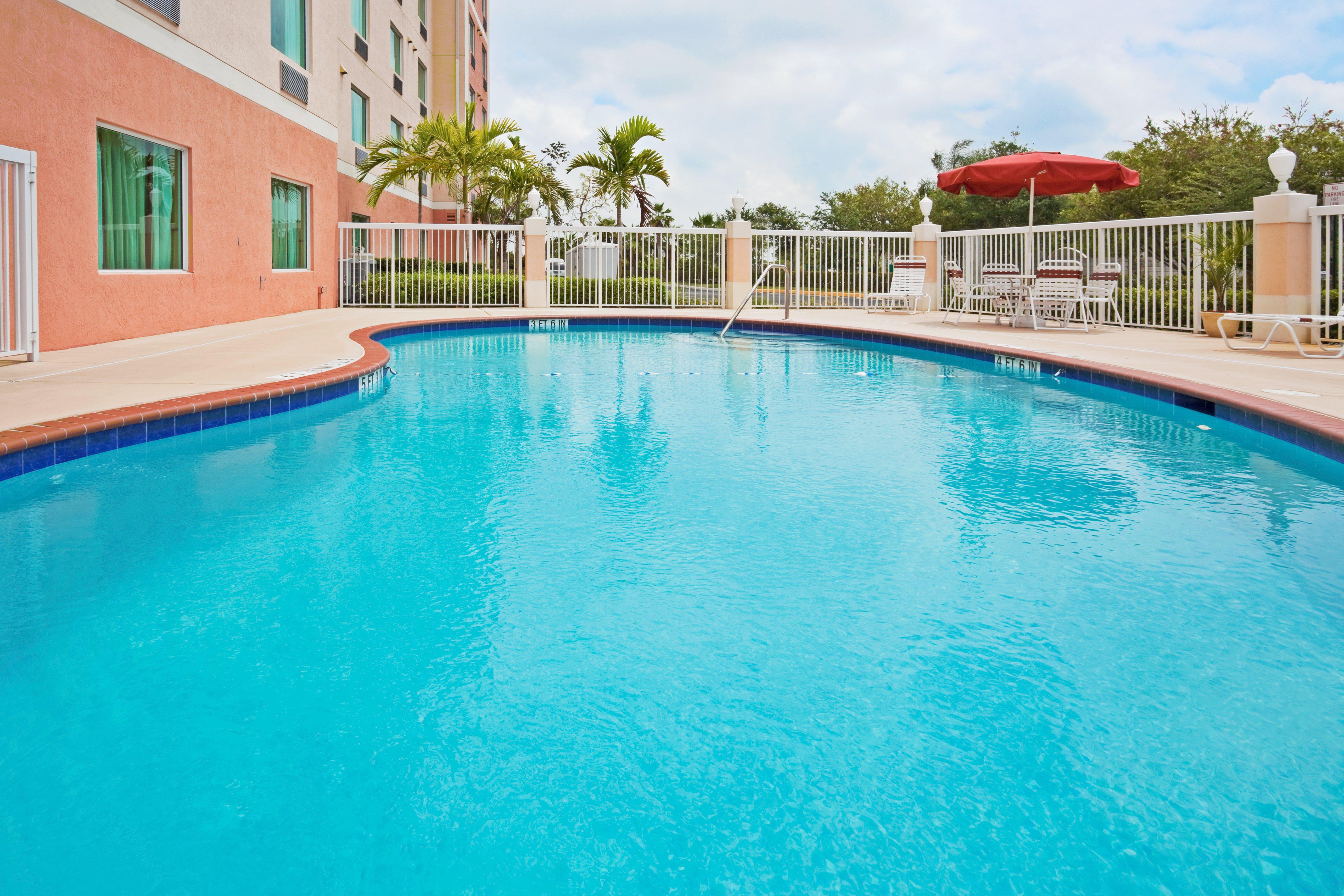 Holiday Inn Express & Suites Pembroke Pines-Sheridan St By Ihg Exterior photo